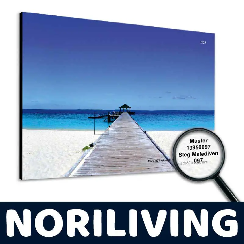 Leinwandbild mit einem Steg, der in das türkisfarbene Meer der Malediven führt