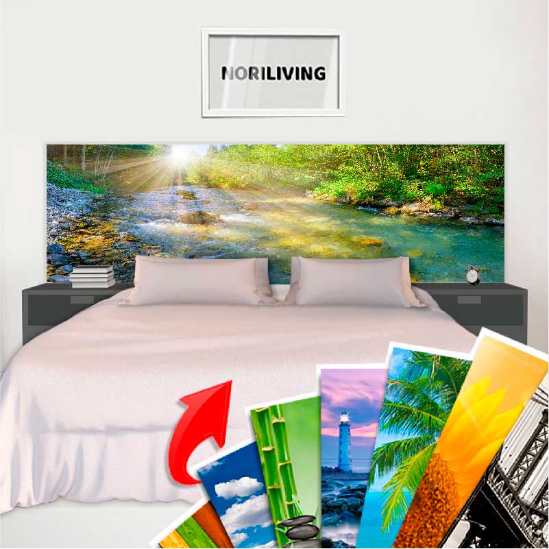 Schlafzimmer mit Bett, dessen Kopfteil ein Natur-Motiv zeigt, und verschiedenen austauschbaren Designs