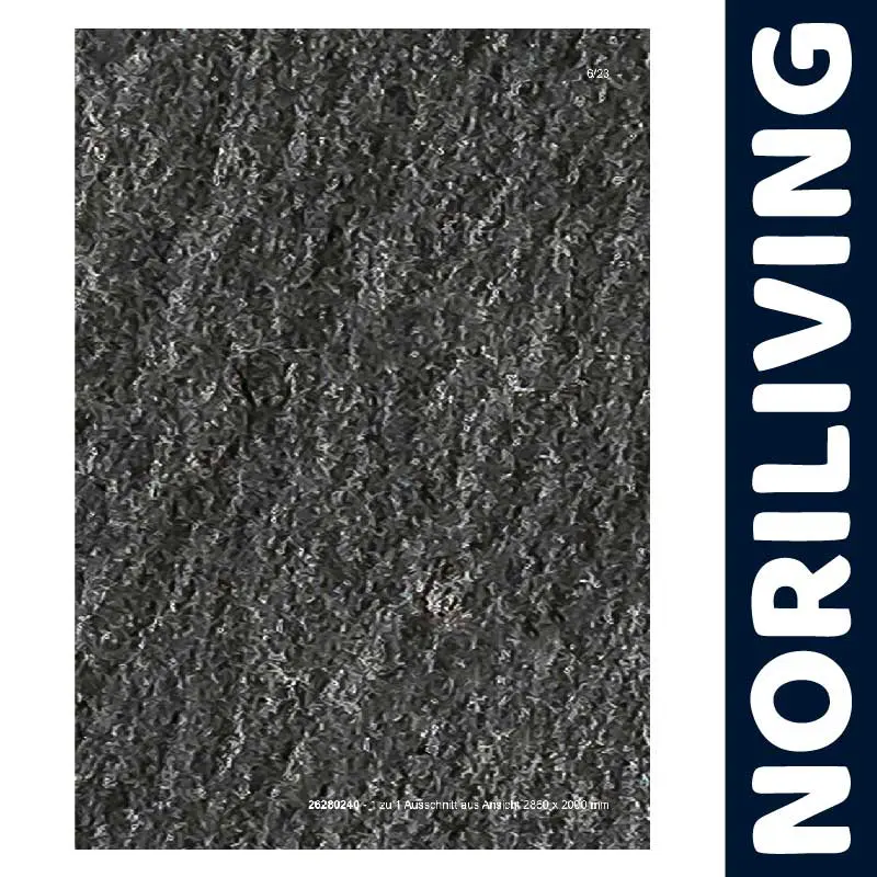 Nahaufnahme eines dunkelgrauen, strukturierten Teppichs von Noriliving mit vertikalem Logo am rechten Rand