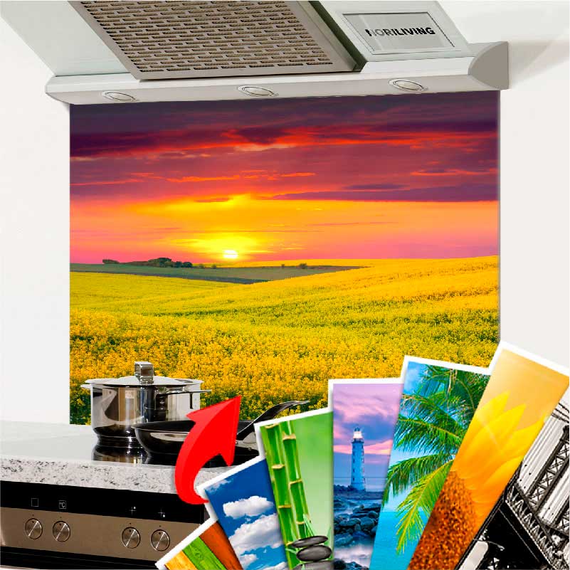 Küchenrückwand zeigt ein farbenfrohes Sonnenuntergangsbild über einem Feld, mit Auswahl an weiteren Designs.
